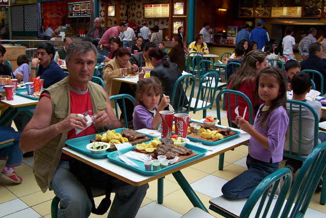Эквадор, Куэнка, кафе в Милениум Плаза, Валерий Иванов с детьми