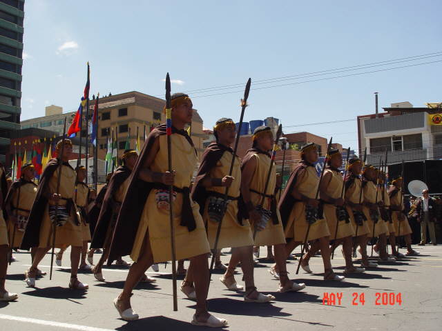 Эквадор, фрагмент парада, 24-е мая, 2004