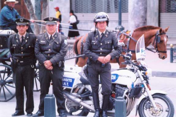 полицейские Эквадора