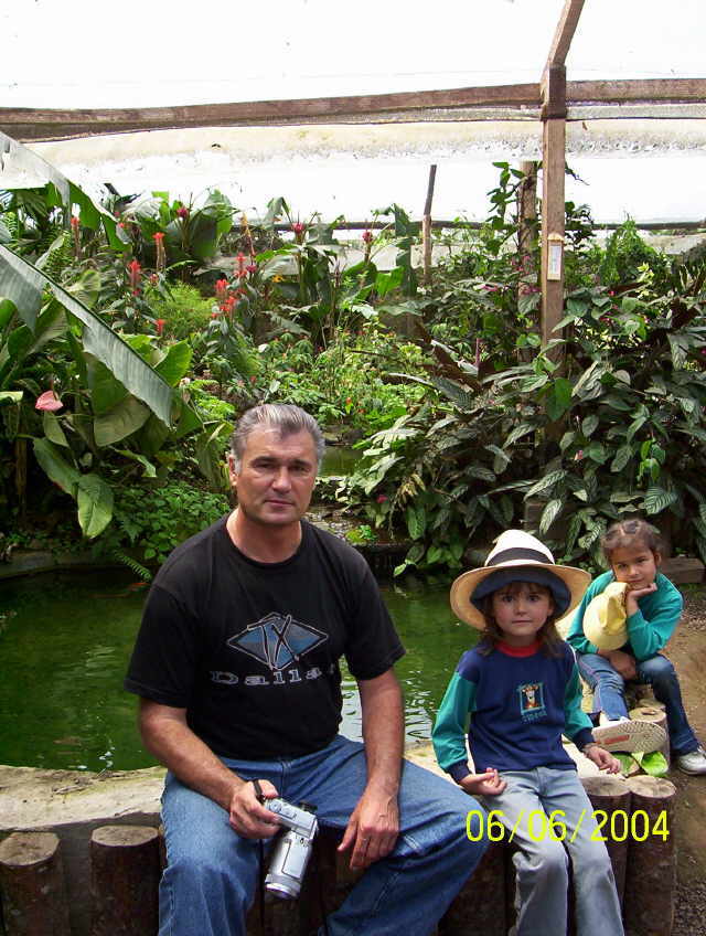 Валерий Иванов с детьми на ферме бабочек