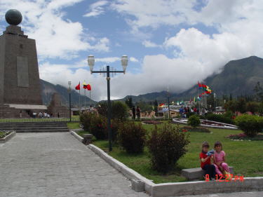Эквадор, центр Мира, иммиграция
